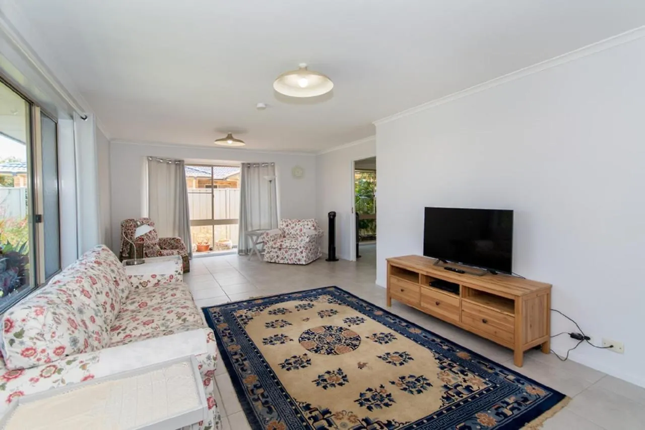 Lowset Home On The Canal - Dolphin Dr, Bongaree Semesterbostad