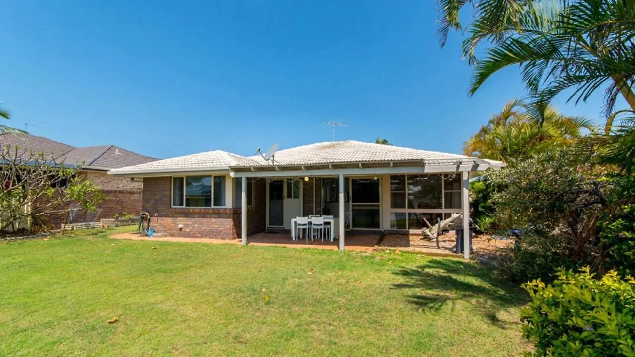 Lowset Home On The Canal - Dolphin Dr, Bongaree Semesterbostad