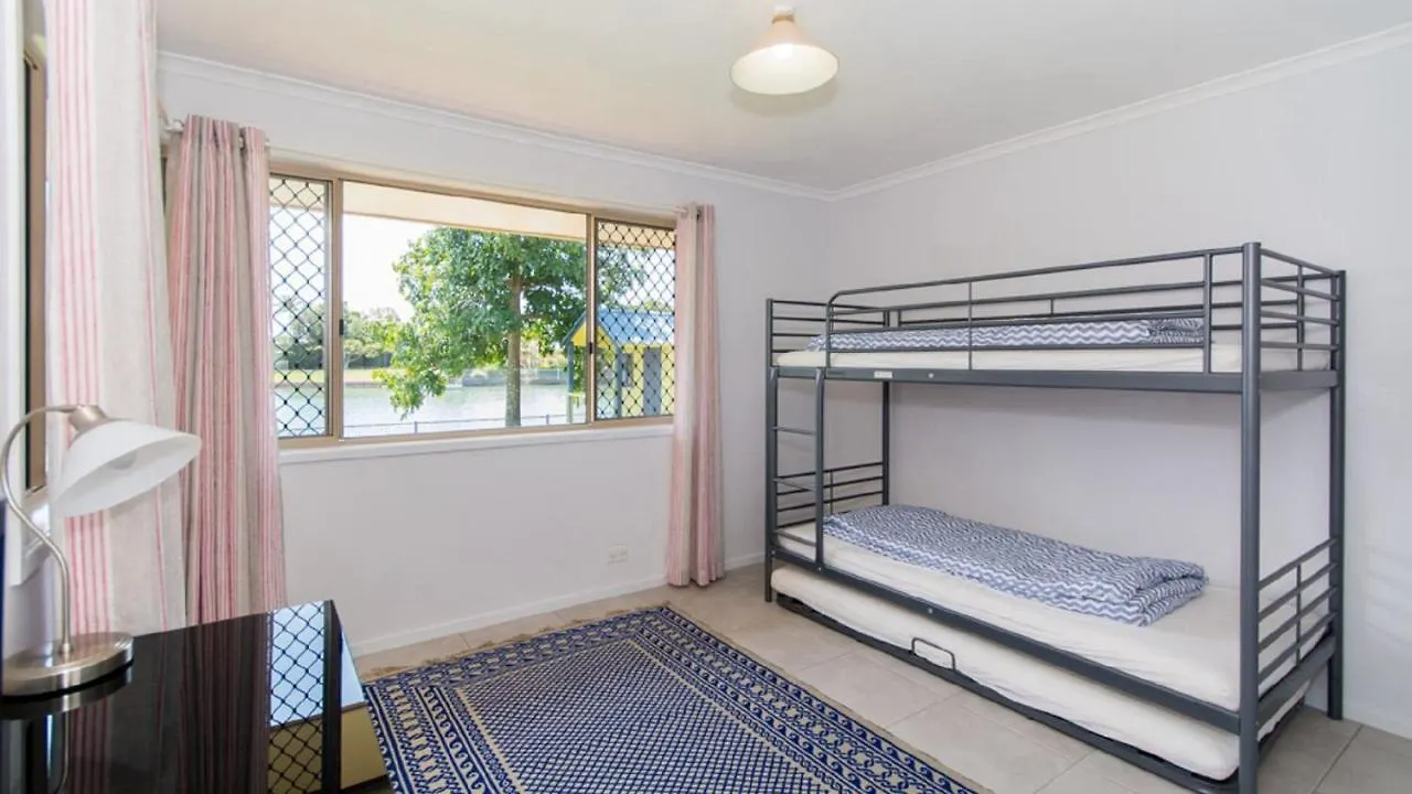 Semesterbostad Lowset Home On The Canal - Dolphin Dr, Bongaree